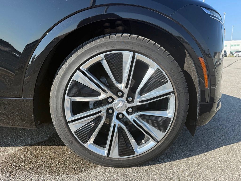 Certified 2024 Cadillac Lyriq Luxury AWD/4WD image 17