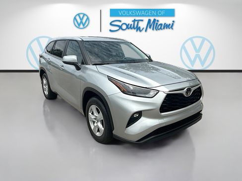 Used 2023 Toyota Highlander LE FWD image 1