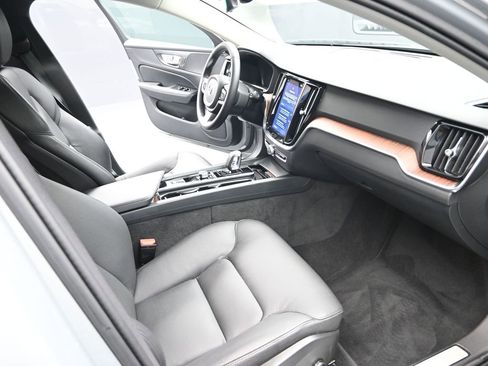 Used 2025 Volvo V60 B5 Cross Country Plus image 16