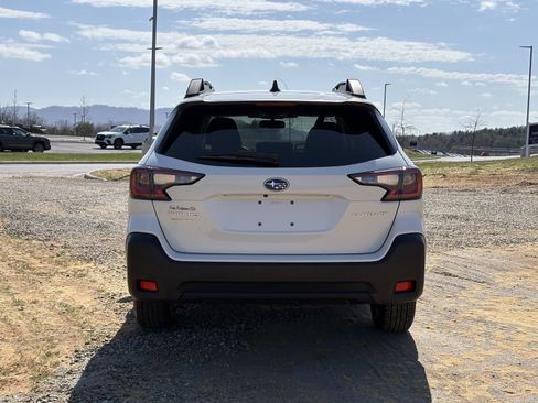 Used 2025 Subaru Outback Premium AWD/4WD image 10