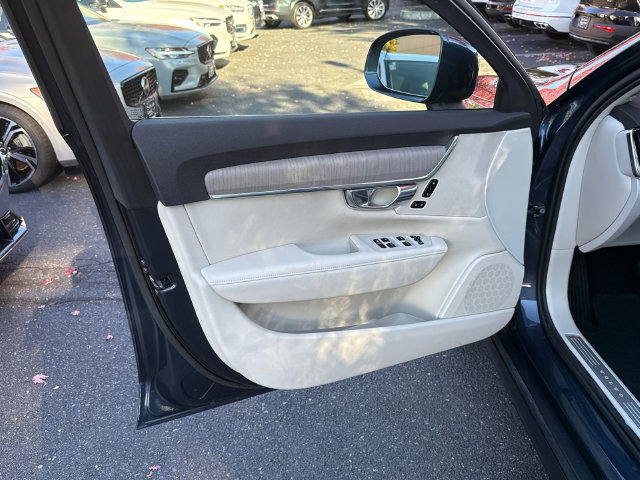 Certified 2025 Volvo V90 B6 Cross Country Plus AWD/4WD image 9