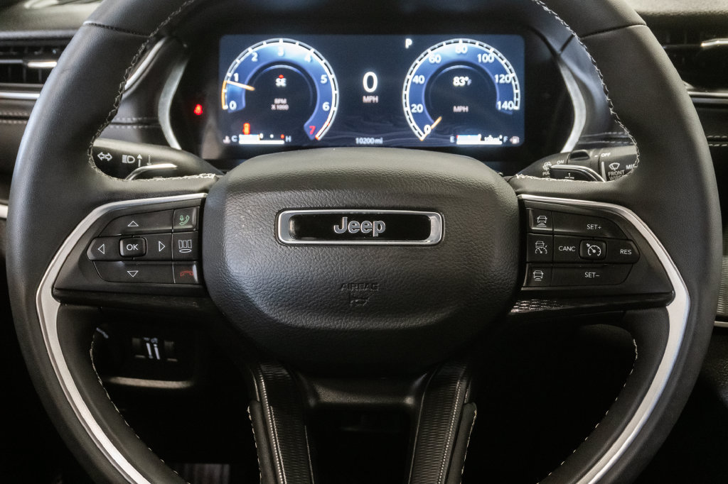 Used 2025 Jeep Grand Cherokee Laredo X w/ Luxury Tech Group I AWD/4WD image 15