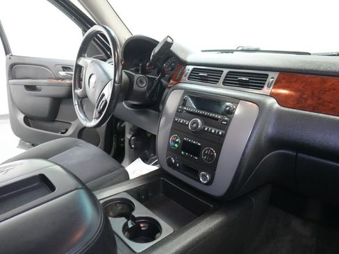 Used 2011 GMC Yukon XL SLE image 30