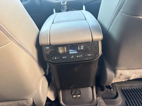 Used 2020 Toyota Highlander XLE AWD/4WD image 33