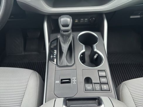 Used 2023 Toyota Highlander L image 25