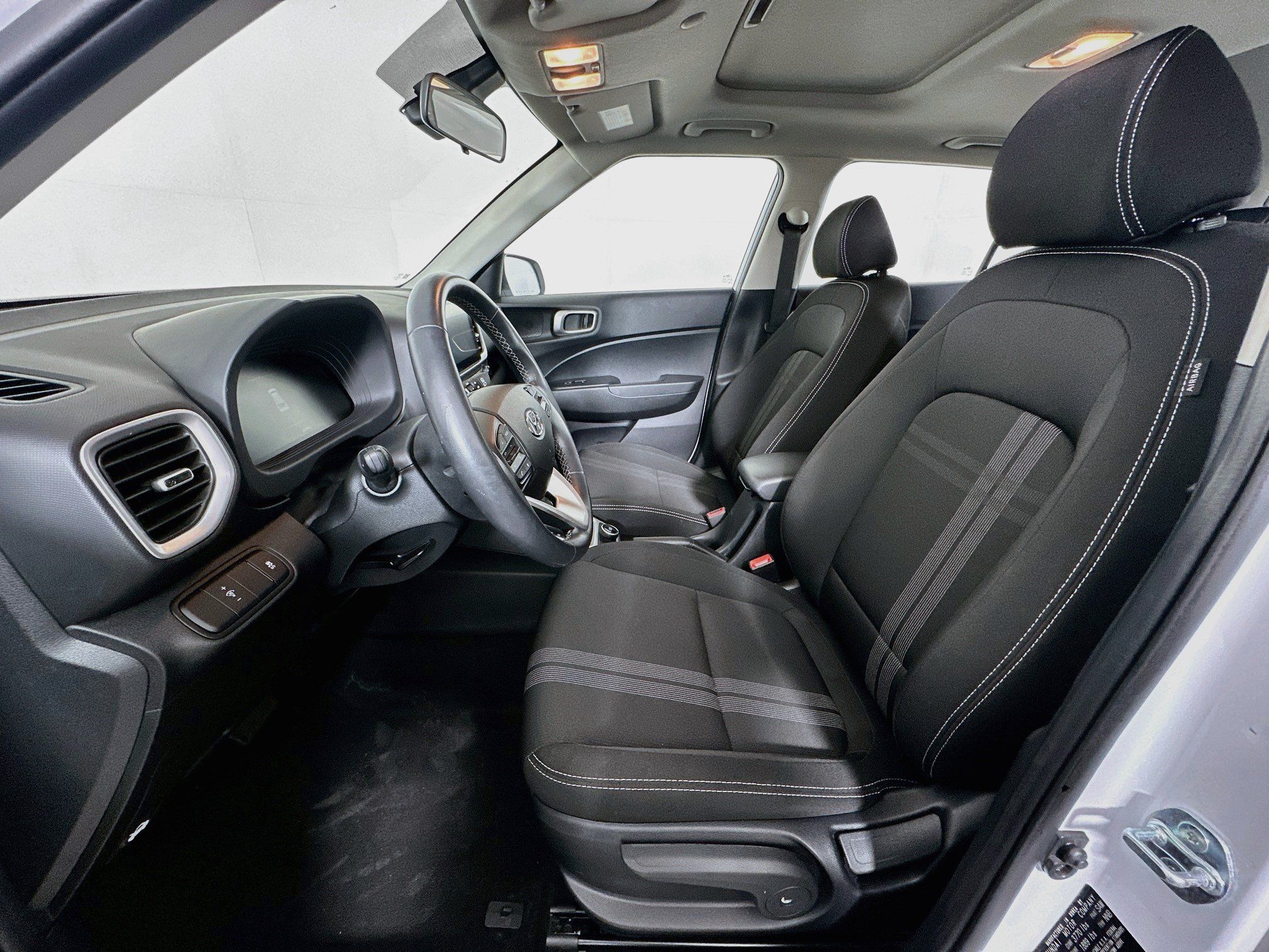Used 2025 Hyundai Venue SEL FWD image 13