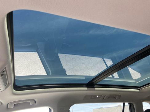Used 2023 Volkswagen Tiguan SE w/ Panoramic Sunroof Package FWD image 38