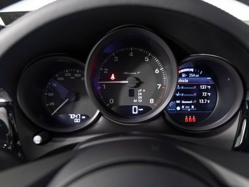 Certified 2026 Porsche Macan Turbo AWD/4WD image 23
