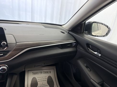 Used 2024 Nissan Altima 2.5 SV FWD image 9