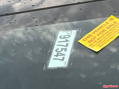 Used 2024 Toyota Prius LE FWD image 11