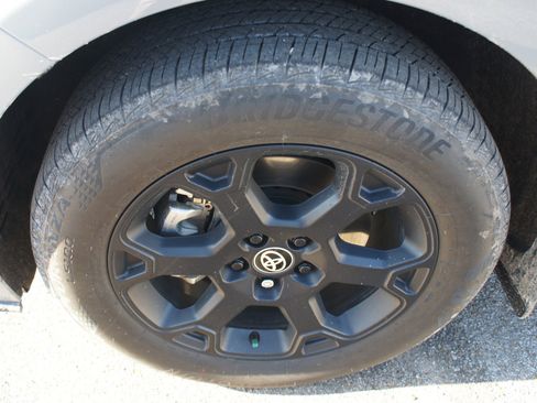 Used 2025 Toyota Sienna XLE Woodland Edition image 27