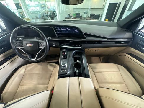 Used 2024 Cadillac Escalade Premium Luxury AWD/4WD image 28