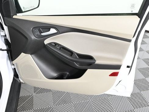 Used 2018 Ford Focus SE w/ SE Appearance Package image 9