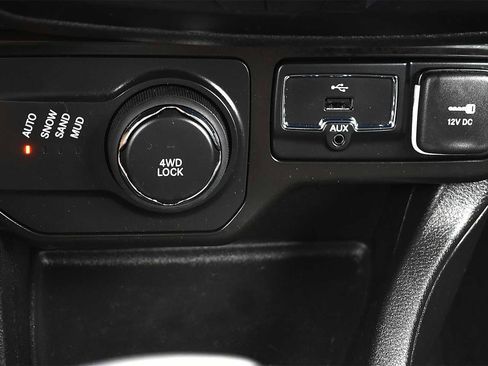 Used 2023 Jeep Renegade Latitude AWD/4WD image 19