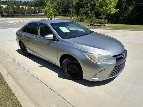 Used 2015 Toyota Camry LE FWD image 1