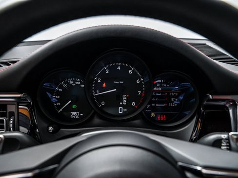 Used 2025 Porsche Macan image 15