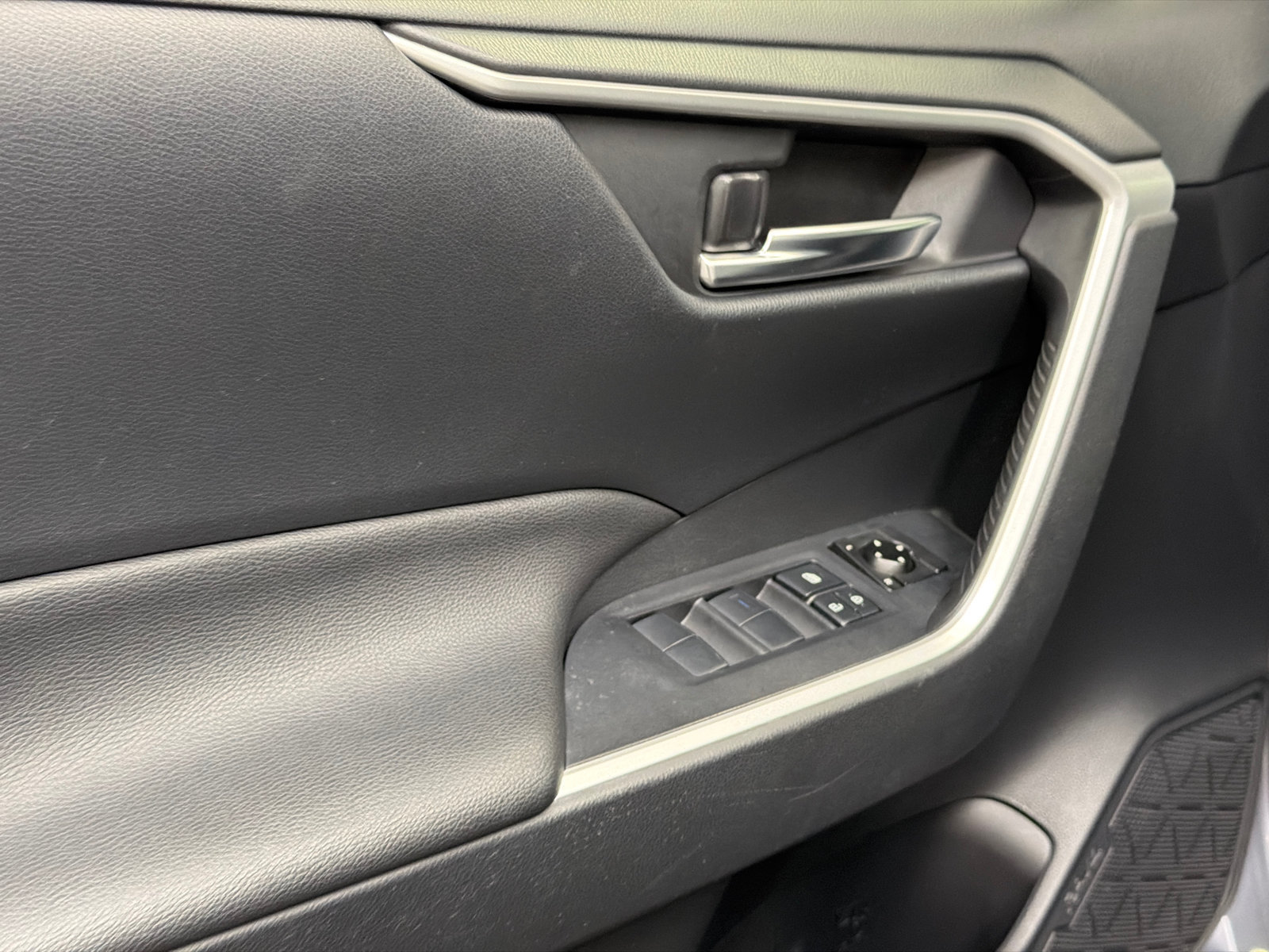Used 2019 Toyota RAV4 XLE w/ All Weather Liner Package AWD/4WD image 18