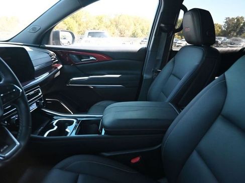 Used 2024 Chevrolet Traverse Z71 w/ Enhanced Driving Package image 8