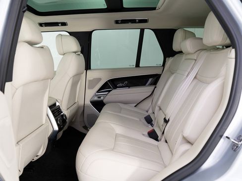 Used 2025 Land Rover Range Rover SE image 24