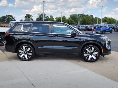 New 2025 Mitsubishi Outlander SE image 15