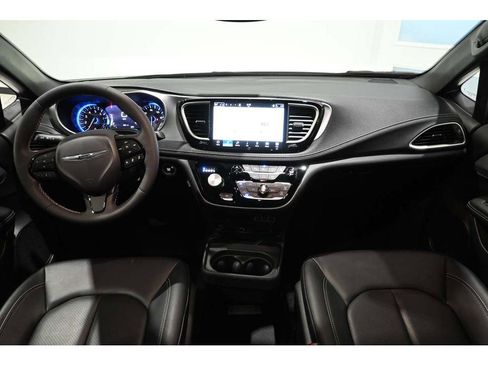 Used 2024 Chrysler Pacifica Touring-L w/ Uconnect Theater Family Group image 22