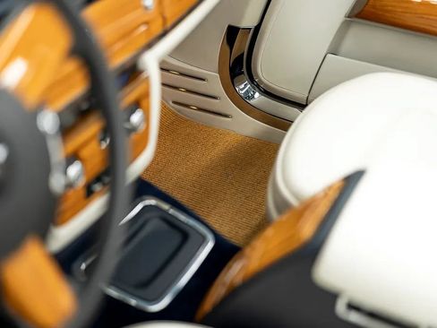 Used 2010 Rolls-Royce Phantom Drophead Coupe RWD image 35