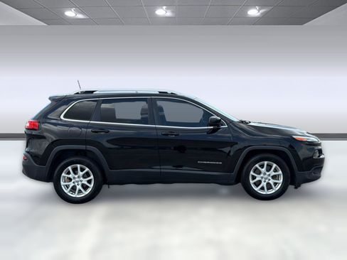 Used 2018 Jeep Cherokee Latitude Plus FWD image 8