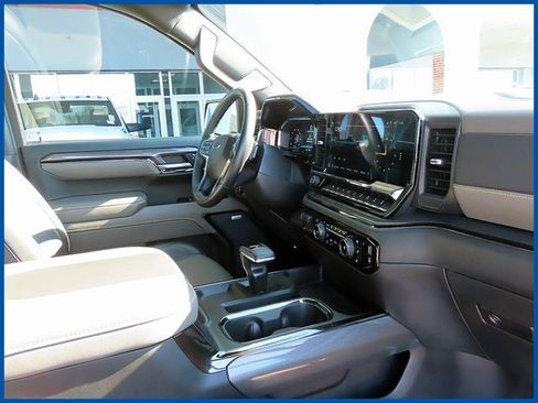 Used 2023 Chevrolet Silverado 1500 ZR2 w/ Technology Package image 9