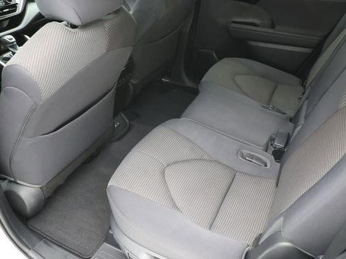 Used 2023 Toyota Highlander LE image 11