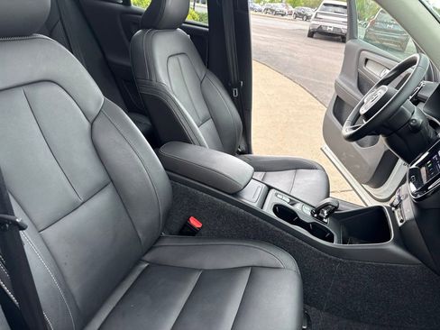 Certified 2025 Volvo XC40 B5 Core AWD/4WD image 34