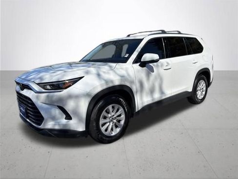 Used 2024 Toyota Grand Highlander AWD image 2