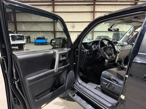 Used 2018 Toyota 4Runner SR5 AWD/4WD image 12