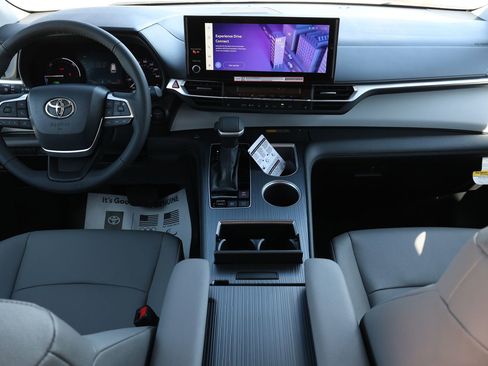 New 2026 Toyota Sienna XLE image 2