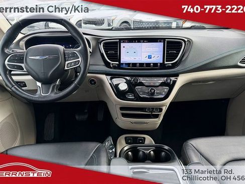 Used 2021 Chrysler Pacifica Touring-L image 6