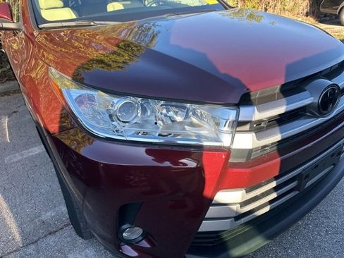 Used 2018 Toyota Highlander SE image 4