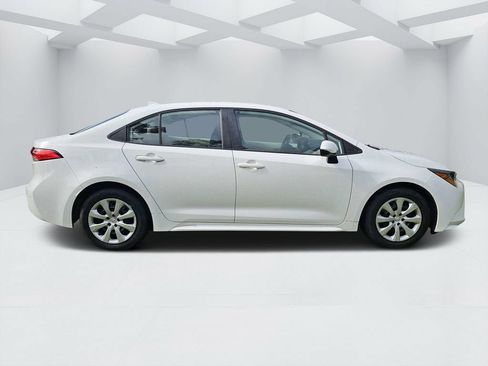 Used 2022 Toyota Corolla LE FWD image 2
