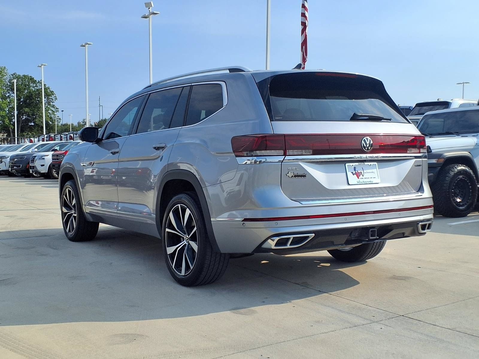 Used 2024 Volkswagen Atlas SEL Premium R-Line AWD/4WD image 2