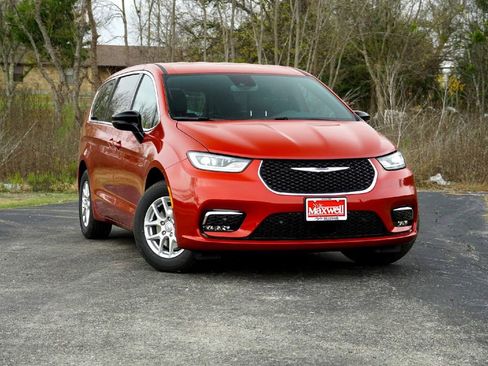New 2026 Chrysler Pacifica Select image 2