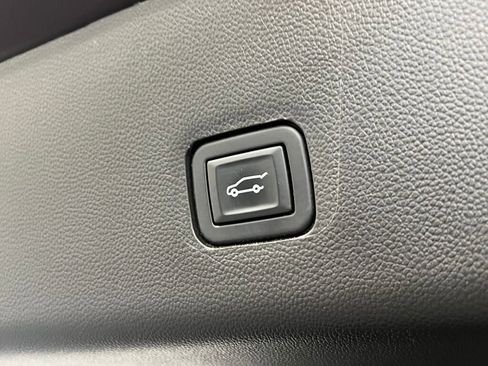 Used 2020 Chevrolet Traverse LT image 19