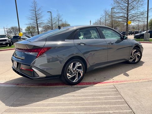 Used 2025 Hyundai Elantra Limited image 6