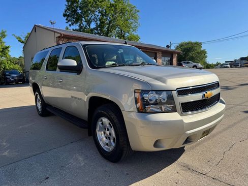 Used 2013 Chevrolet Suburban LS RWD image 3