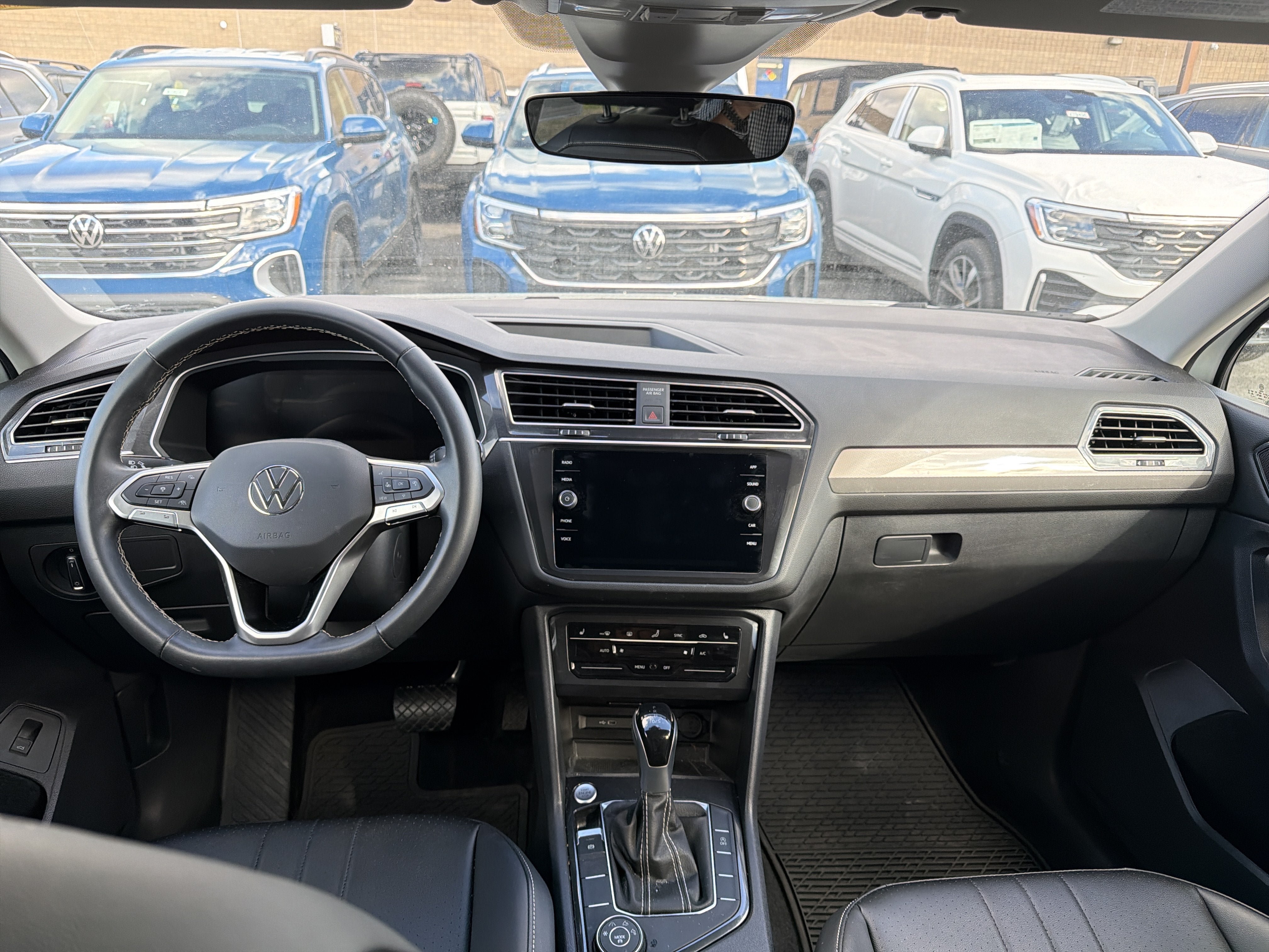 Used 2024 Volkswagen Tiguan SE AWD/4WD image 12