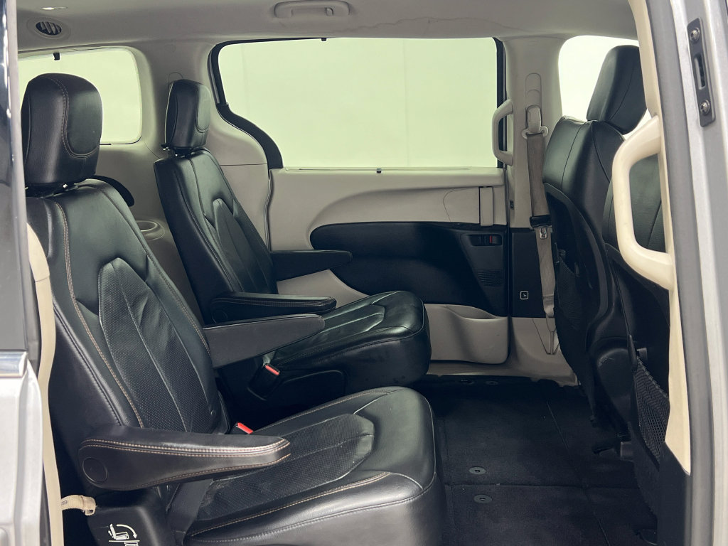 Used 2018 Chrysler Pacifica Touring-L FWD image 33