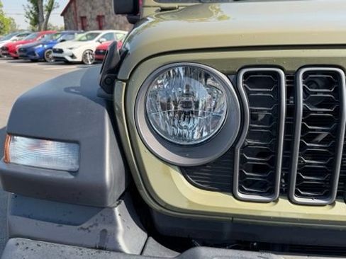 Used 2025 Jeep Wrangler Unlimited Sport AWD/4WD image 11