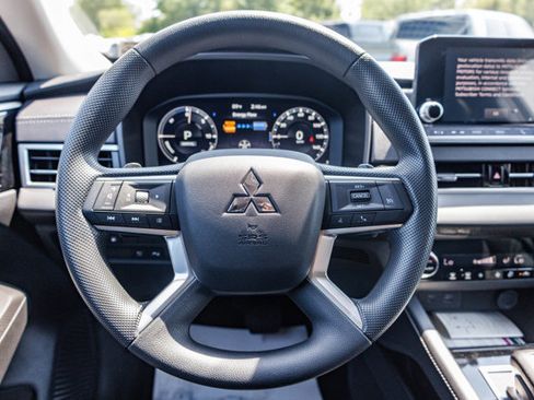 New 2025 Mitsubishi Outlander ES image 28