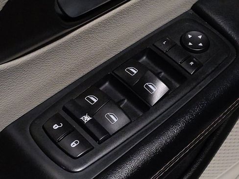 Used 2017 Chrysler Pacifica Touring-L w/ Tire & Wheel Group image 27