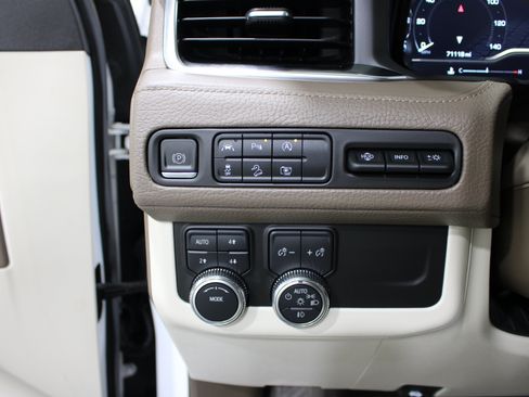Used 2023 GMC Yukon XL Denali AWD/4WD image 8