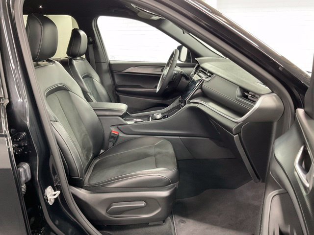 Used 2025 Jeep Grand Cherokee Altitude AWD/4WD image 21