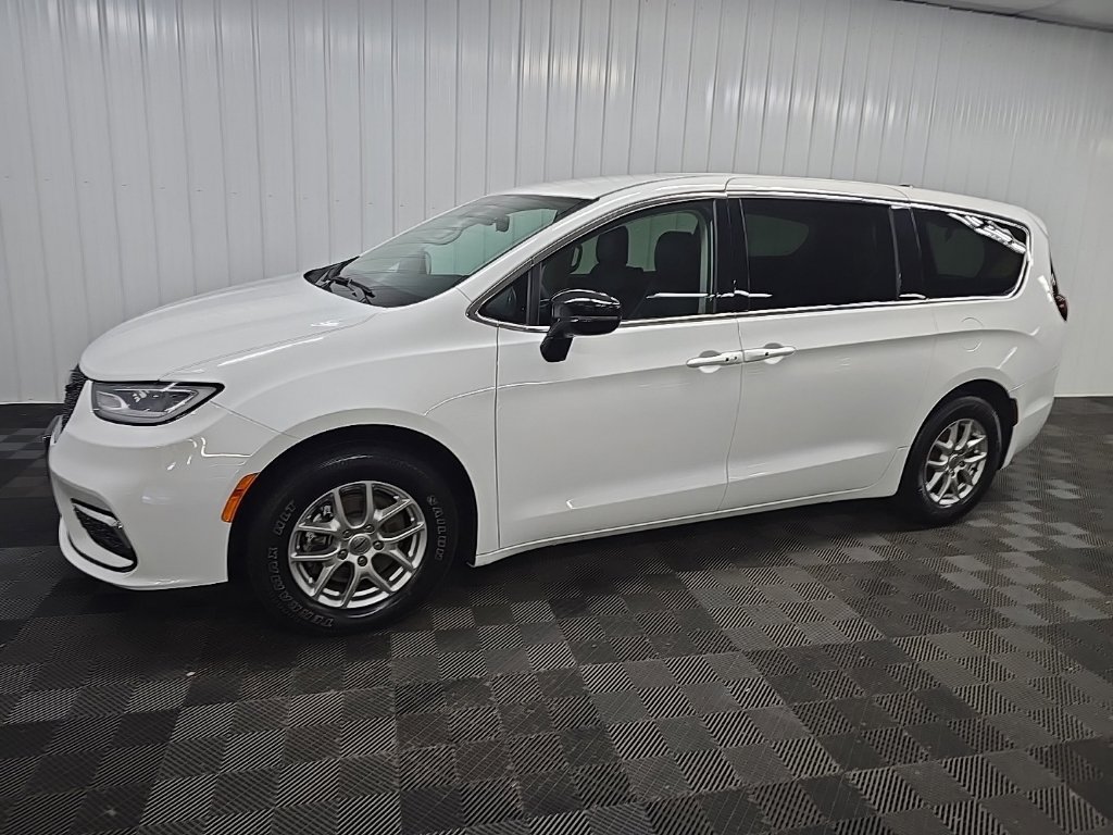 Used 2024 Chrysler Pacifica Touring-L FWD image 6