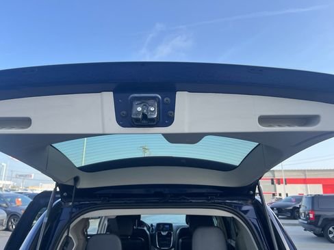 Used 2016 Chrysler Town & Country Touring FWD image 36